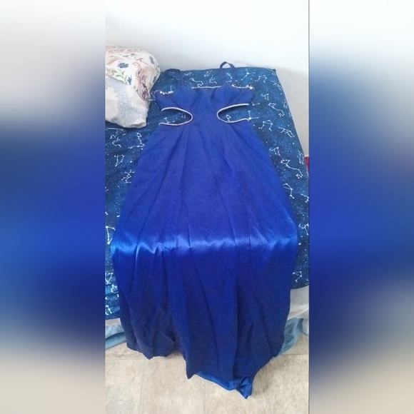 Dresses - Picture 2 of 2